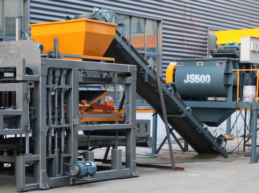 QT5-15 main machine with its yellow hopper and the inclined feeding conveyor coming from the JS500 mixer.